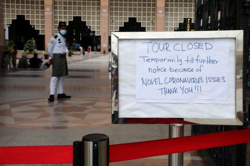 Объявление о закрытии мечети в связи со вспышкой коронавируса в Путраджайе, Малайзия.