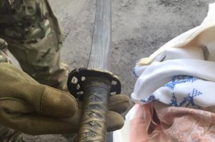 На КПВВ на Донбассе задержали мужчину с самурайским мечом