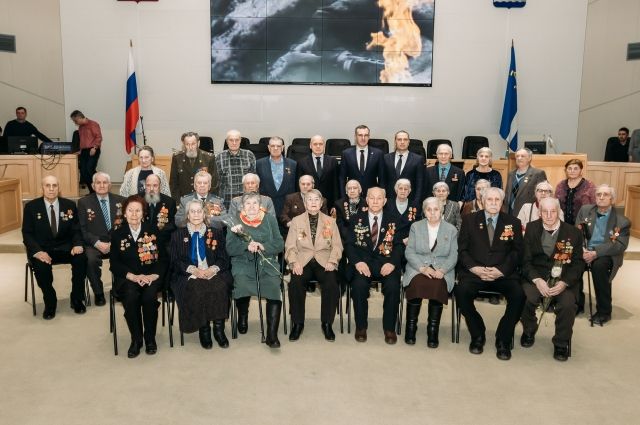 В Тюмени Дмитрий Кузьменко вручил медали ветеранам к 75-летию Победы