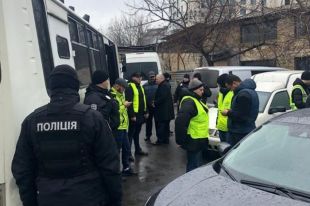 В Киеве полиция проверила мусульман возле мечети и обнаружила 12 нелегалов