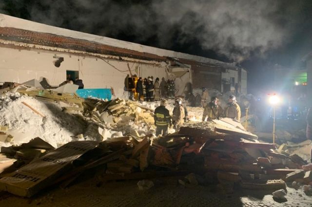 Из-под завалов здания спасатели извлекли пять человек, которых передали врачам.