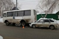 В Оренбурге водитель "ВАЗа" врезался в автобус
