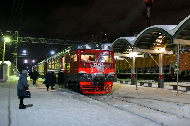 Вечером будут курсировать два дополнительных электропоезда на 400 мест каждый по маршрутам: Пермь-1 – Левшино (отправление в 18:24, прибытие – в 18:52) и Левшино – Пермь-1 (отправление в 19:12, прибытие – в 19:40).