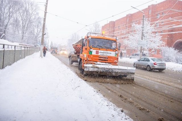 В Оренбурге продолжается уборка снега, на улицы города выехали 11 машин