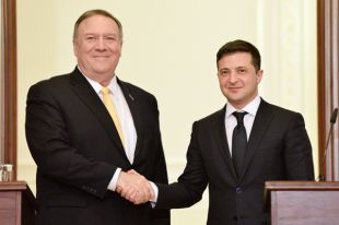 Госсекретарь США Майк Помпео во время совместной с президентом Зеленским пресс-конференции заявил, что Украина — «оплот и крепость между Восточной Европой и авторитаризмом».