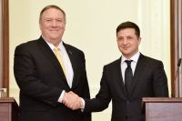 Госсекретарь США Майк Помпео во время совместной с президентом Зеленским пресс-конференции заявил, что Украина — «оплот и крепость между Восточной Европой и авторитаризмом».