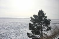 Ранним утром над Байкалом стоит легкий туман, который придает ему еще более сказочный вид. 