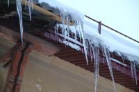 Коммунальщики должны быть особенно бдительными: очистить крыши от снега и сосулек.