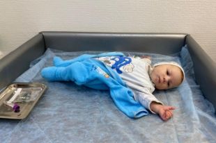 Маленький Дима Киреев родился с дефицитом клеток в крови. Ему сделали уже десять переливаний.