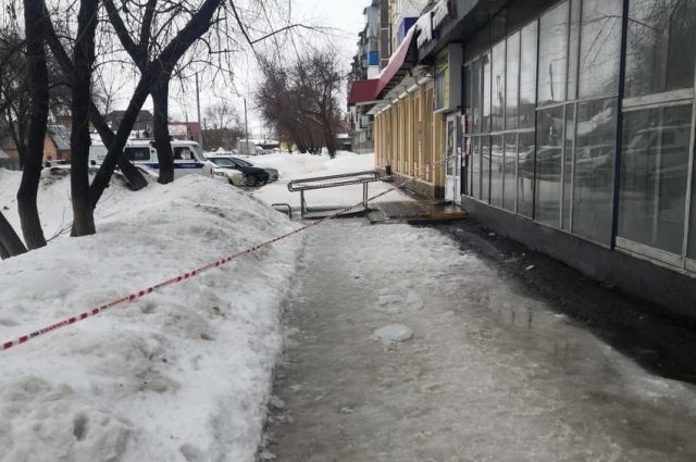 СК Оренбуржья опубликовал фото места падения снежной глыбы на ребенка.