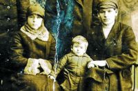 Фото перед войной - маленькая Римма с родителями.