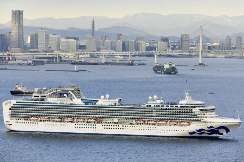 Круизный лайнер Diamond Princess, стоящей на рейде у порта Йокогамы.