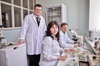 На пороге новых открытий: научные сотрудники д.м.н. Сергей Фадеев, к.б.н. Елена Щуплова и к.м.н. Константин Чертков за работой в лаборатории.