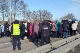 В Ровенской области протестующие перекрыли трассу международного значения