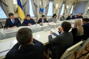 Президент Украины поблагодарил трейдеров за снижение цен на топливо