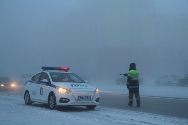 Полицейские работают на месте дорожно-транспортного происшествия в Емельяновском районе.