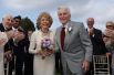 Кирк и Энн Дуглас возобновили свои свадебные клятвы после 50 лет брака, 2004 год. Супруги поженились в Лас-Вегасе в 1954 году.