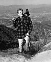 Кирк Дуглас возле своего дома в Лос-Анджелесе, 1950 год.