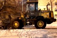 В Ноябрьске снегоуборочный трактор «решил отдохнуть» посреди дороги
