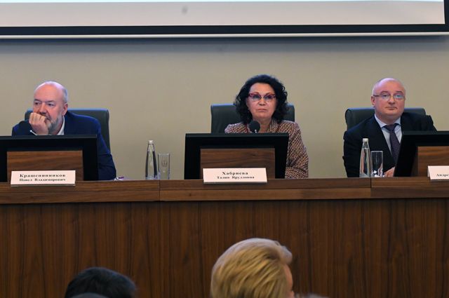 Павел Крашенинников, Талия Хабриева и Андрей Клишас на заседании рабочей группы по внесению поправок в Конституцию.