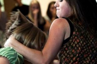 В Киеве школьники жестоко избили 15-летнюю девочку: подробности