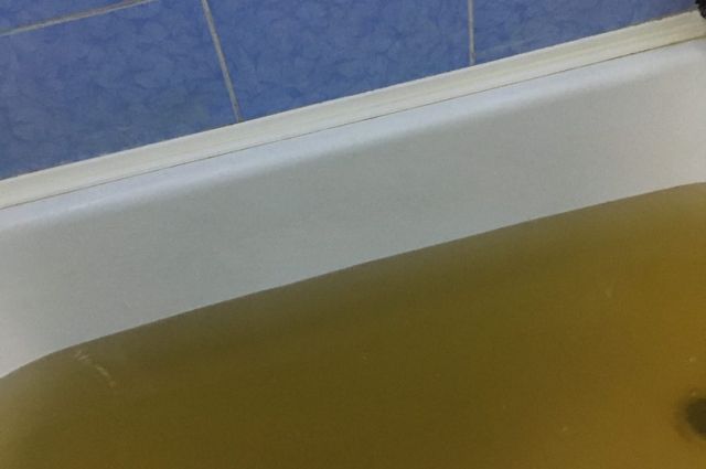 Челябинцы делятся фотографиями своих ванн. Эта еще не самая темная вода.