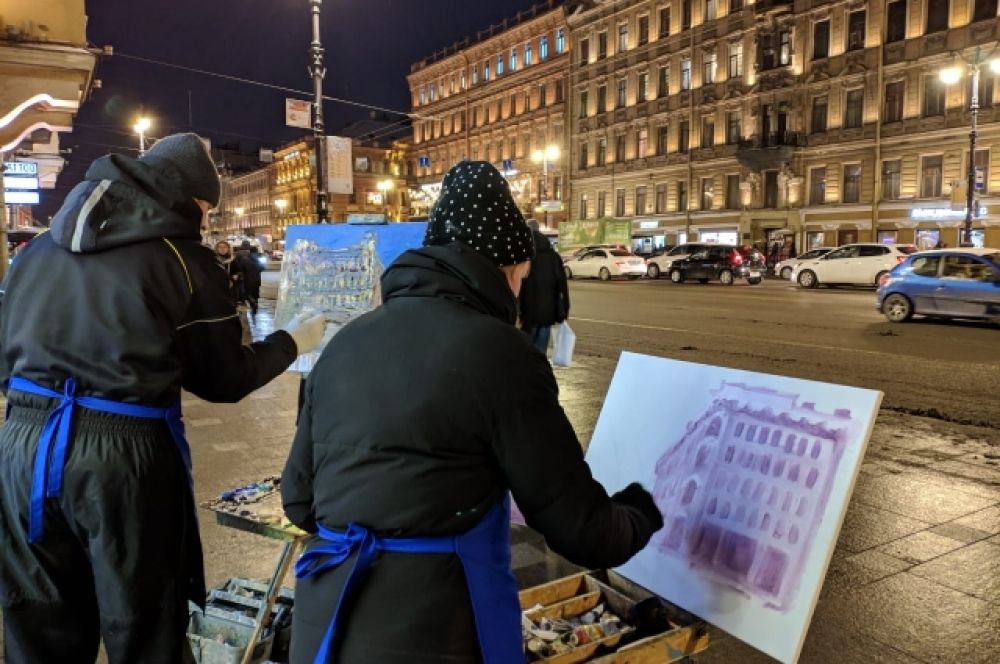 Они выстроились от Дворцовой площади до площади Александра Невского.