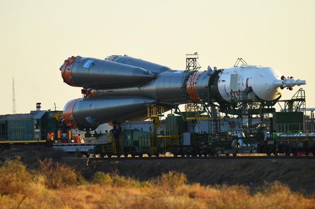 Транспортировка ракеты-носителя «Союз-ФГ» с пилотируемым кораблем «Союз МС-15» на стартовую площадку космодрома Байконур.