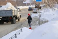 Работа уже идет: техника убирает с дороги снег, и сугробы постепенно «тают» на глазах новосибирцев. 