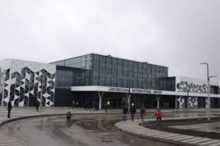Семейная пара устроила драку в аэропорту Запорожья: подробности