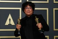 Режиссер Пон Чжун Хо с двумя полученными «Оскарами».