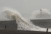 Волны на набережной в Ньюхейвене, Великобритания.