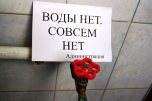 В Оренбурге устраняют последствия крупной коммунальной аварии.