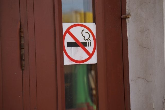 Тюменец заплатил штраф за курение в подъезде