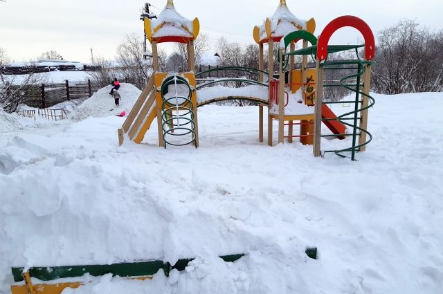 В Мурмашах родители расчистили детскую площадку от снега | ОБЩЕСТВО: ЖКХ |  ОБЩЕСТВО | АиФ Мурманск