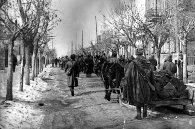 Бойцы Красной армии входят в Краснодар, 1943 год.
