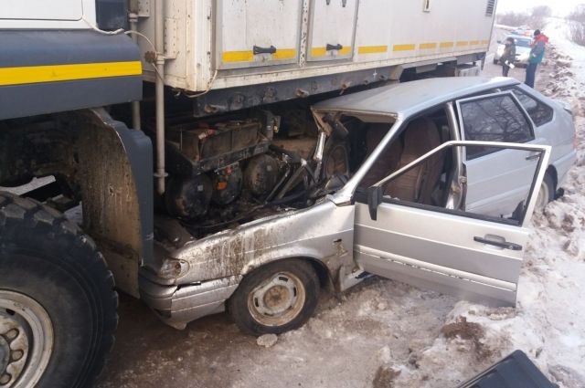 Под Бугурусланом грузовик смял «ВАЗ», есть пострадавший.