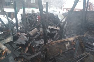 Огонь охватил постройки площадью 200 квадратных метров.