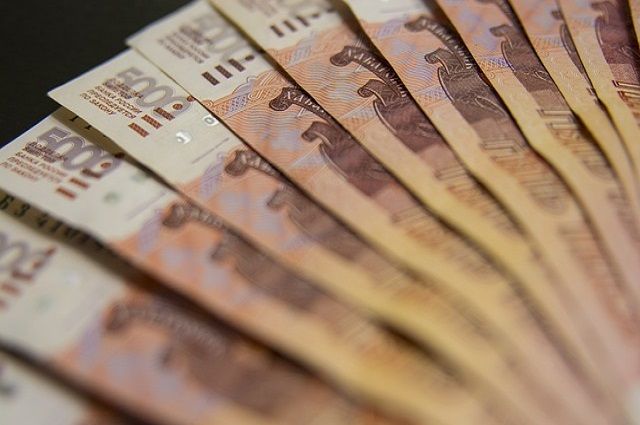 Пожилая женщина вместе со злоумышленницами сходила в отделение банка и сняла со своего счёта 65 тысяч рублей.