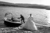 Пара совершает прогулку на лодке по озеру Дукан перед празднованием свадьбы, Ирак.