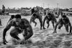 Тренировки борцов на пляже в Дакаре, Сенегал. Борьба стала национальным видом спорта номер один в стране, опередив футбол.