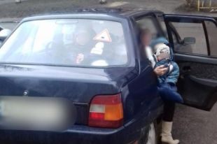 Под Киевом родители оставили в закрытом автомобиле маленьких детей