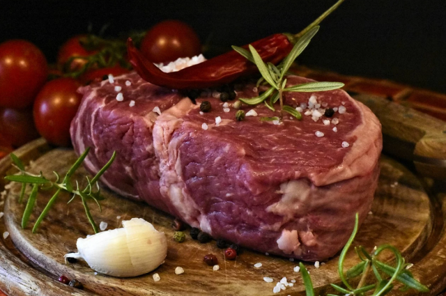 За 2019 год на показатели безопасности исследоваали 2246 пробы мяса и мясных продуктов.