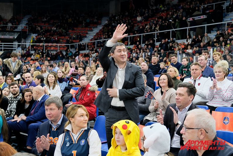 На матч пришёл губернатор Прикамья Дмитрий Махонин. 