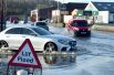 Затопленная дорога после шторма «Деннис» в Кармартене, Южный Уэльс. 