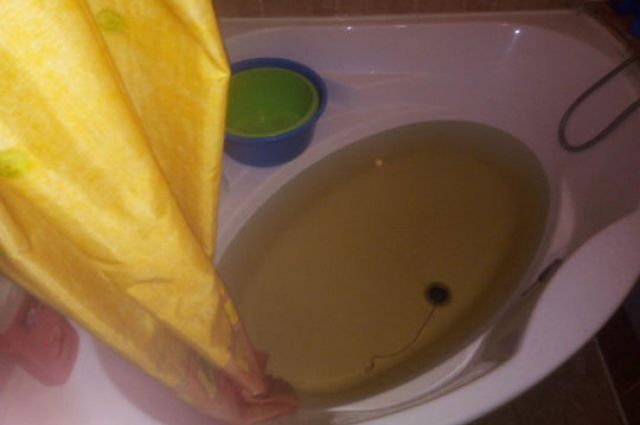 Желтая вода в ванной. В раковине желтая вода. Бежит желтая вода. Мутно желтая вода.