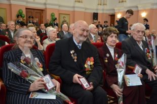 Почетными гостями мероприятия в администрации города стали 50 человек.