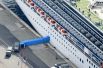 Пассажиры покидают круизный лайнер Diamond Princess, пришвартованный в порту Иокогамы.
