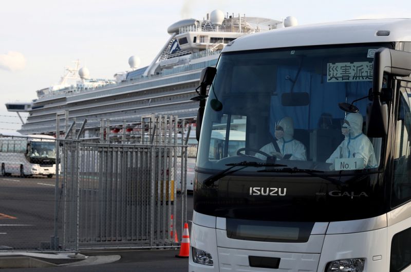 Автобусы для перевозки пассажиров в порту Иокогамы.
