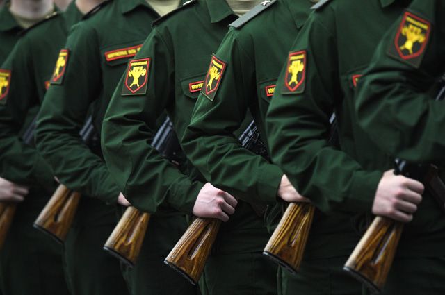 Новобранцы 154-го отдельного комендантского Преображенского полка во время принятия присяги в зале Славы музея Победы.